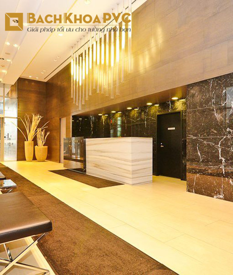 Thi công trang trí sảnh khách sạn cao cấp bằng tấm PVC vân đá thẩm mỹ cao 1